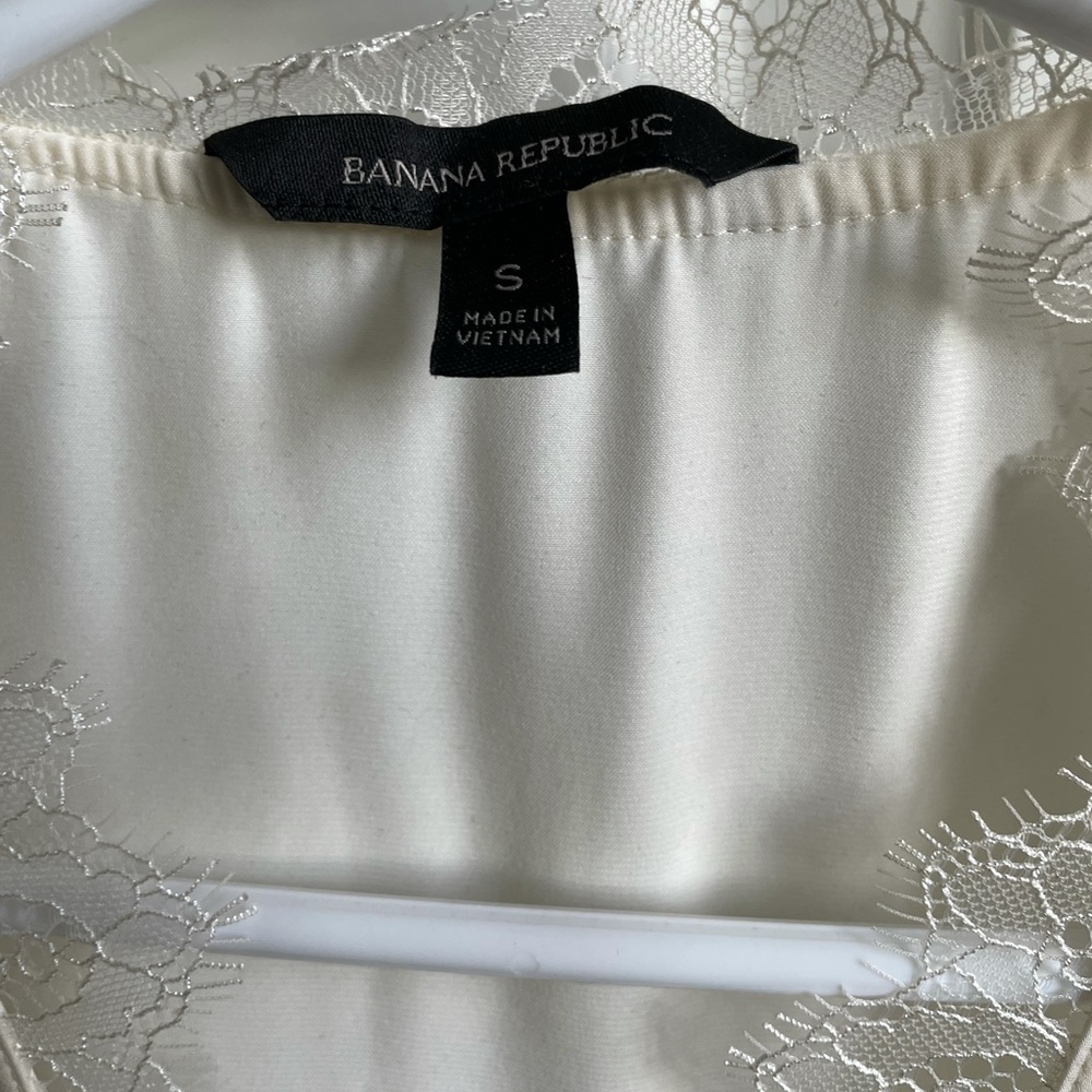 Beautiful Banana Republic Blouse - Picture 3 of 5